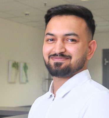 Porträt von Golrasol Zhakel, medizinischer Fachangestellter in der neurologischen Praxis Dr. Akil